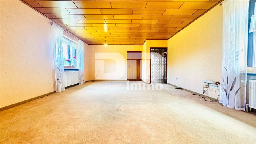 Solider Familien-Bungalow mit großem Potenzial in ruhiger Lage mit Wintergarten und Garage - EG Wohn / Esszimmer / Zugang Wintergarten